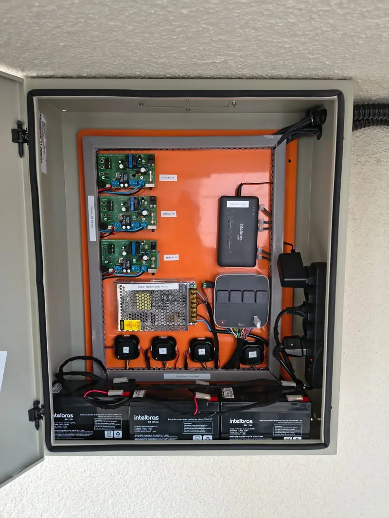 Painel de controle de acesso para três portões com baterias e placas de relé