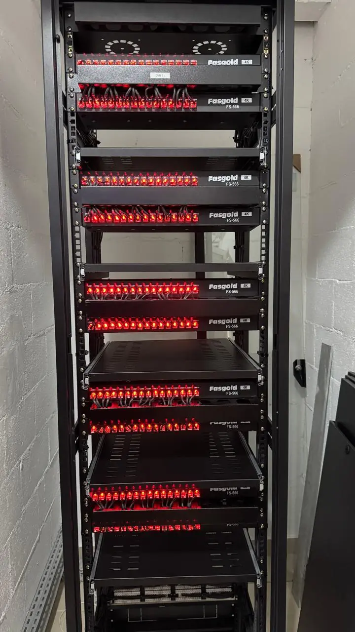 Rack com receptores de vídeo Fasgold FS-566 em operação