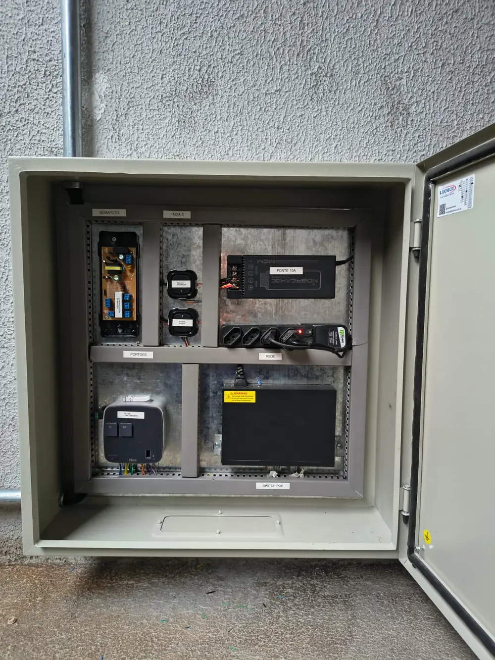 Gabinete com placa de semáforo, leitor facial e switch PoE para controle de portões
